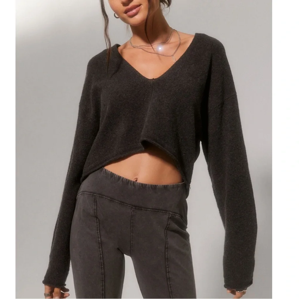 🆕 urban outfitters cropped sweater - Picture 1 of 2